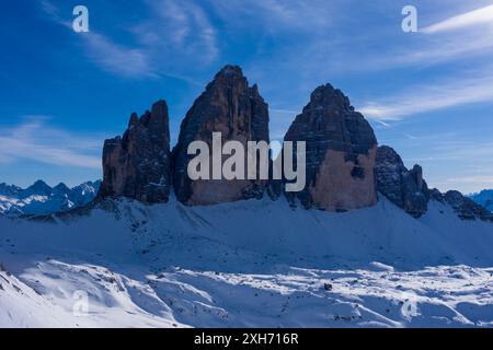 Tre Cime Di Lavaredo. Les trois pics le jour ensoleillé en hiver. Vue aérienne. Dolomites de Sexten, Tyrol du Sud. Italie. Vue du nord. Banque D'Images