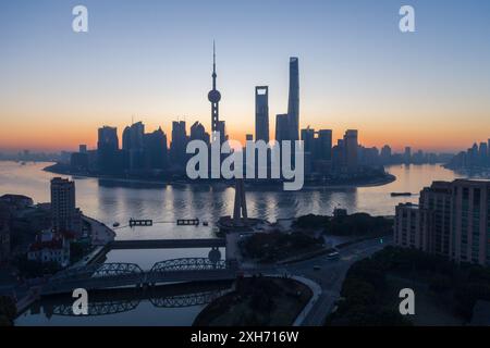 Shanghai Skyline dans la matinée. Quartier financier de Lujiazui et rivière Huangpu. Vue aérienne. Banque D'Images