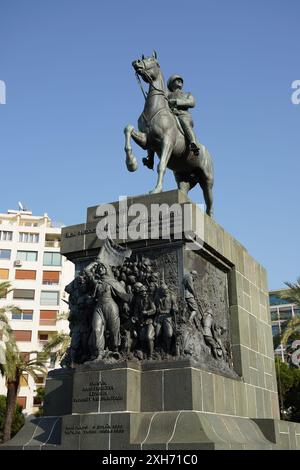 IZMIR, TURKIYE - 22 OCTOBRE 2023 : Monument Izmir Ataturk sur la place de la République, ville d'Alsancak Banque D'Images