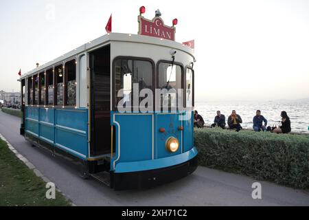 IZMIR, TURKIYE - 21 OCTOBRE 2023 : tram dans le district d'Alsancak Banque D'Images