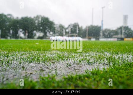 Delden, pays-Bas. 12 juillet 2024. DELDEN, PAYS-BAS - 12 JUILLET : grandes piscines d'eau sur le terrain lors du match amical d'avant-saison entre le FC Twente et le FC Nordsjaelland à Rood Zwart le 12 juillet 2024 à Delden, pays-Bas. (Photo de René Nijhuis/Orange Pictures) crédit : Orange pics BV/Alamy Live News Banque D'Images