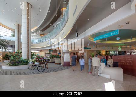 Réception principale et salle d'attente. Hôpital pour femmes et enfants Danat Al Emarat, Abu Dhabi, Émirats arabes Unis. Architecte : HKS Architects Limited, 20 Banque D'Images