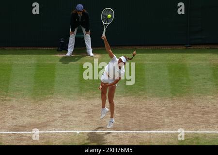 Londres, Royaume-Uni. 12 juillet 2024. 12 juillet 2024 ; All England Lawn Tennis and Croquet Club, Londres, Angleterre ; tournoi de tennis de Wimbledon, jour 12; Elise Mertens (bel) sert à Katerina Siniakova (CZE), Dames doubles demi finales crédit : action plus Sports images/Alamy Live News Banque D'Images