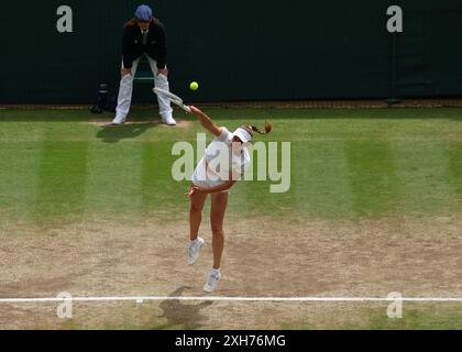 Londres, Royaume-Uni. 12 juillet 2024. 12 juillet 2024 ; All England Lawn Tennis and Croquet Club, Londres, Angleterre ; tournoi de tennis de Wimbledon, jour 12; Elise Mertens (bel) sert à Katerina Siniakova (CZE), Dames doubles demi finales crédit : action plus Sports images/Alamy Live News Banque D'Images