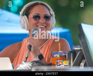 Allentown, États-Unis. 11 juillet 2024. Kathy Romano diffuse en direct lors de la journée de congé de WMMR au Dorney Park le jeudi 11 juillet 2024 au Dorney Park à Allentown, en Pennsylvanie. ( Credit : William Thomas Cain/Alamy Live News Banque D'Images