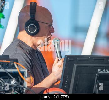 Allentown, États-Unis. 11 juillet 2024. Steve Morrison diffuse en direct pendant la journée de congé de WMMR à Dorney Park le jeudi 11 juillet 2024 à Dorney Park à Allentown, Pennsylvanie. ( Credit : William Thomas Cain/Alamy Live News Banque D'Images