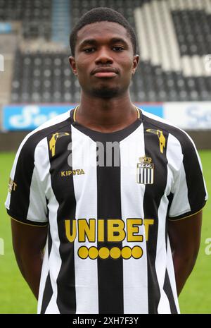 Charleroi, Belgique. 12 juillet 2024. Cheick Keita de Charleroi pose pour un portrait lors de la séance photo de la saison 2024-2025 de l'équipe belge de la Jupiler Pro League Sporting Charleroi, vendredi 12 juillet 2024 à Charleroi. BELGA PHOTO VIRGINIE LEFOUR crédit : Belga News Agency/Alamy Live News Banque D'Images