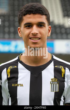 Charleroi, Belgique. 12 juillet 2024. Amine Boukamir de Charleroi pose pour un portrait lors de la séance photo de la saison 2024-2025 de l'équipe belge de la Jupiler Pro League Sporting Charleroi, vendredi 12 juillet 2024 à Charleroi. BELGA PHOTO VIRGINIE LEFOUR crédit : Belga News Agency/Alamy Live News Banque D'Images