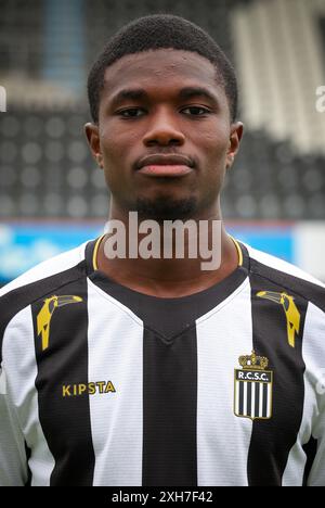 Charleroi, Belgique. 12 juillet 2024. Cheick Keita de Charleroi pose pour un portrait lors de la séance photo de la saison 2024-2025 de l'équipe belge de la Jupiler Pro League Sporting Charleroi, vendredi 12 juillet 2024 à Charleroi. BELGA PHOTO VIRGINIE LEFOUR crédit : Belga News Agency/Alamy Live News Banque D'Images