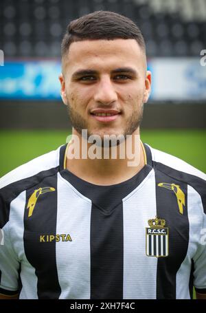 Charleroi, Belgique. 12 juillet 2024. Yacine Titraoui de Charleroi pose pour un portrait lors de la séance photo de la saison 2024-2025 de l'équipe belge Jupiler Pro League Sporting Charleroi, vendredi 12 juillet 2024 à Charleroi. BELGA PHOTO VIRGINIE LEFOUR crédit : Belga News Agency/Alamy Live News Banque D'Images