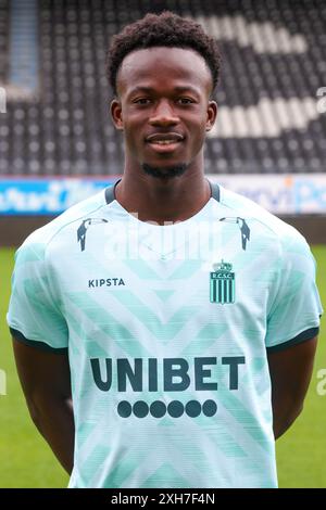 Charleroi, Belgique. 12 juillet 2024. Le gardien de Charleroi Mohamed Kone pose pour un portrait lors de la séance photo de la saison 2024-2025 de l'équipe belge de la Jupiler Pro League Sporting Charleroi, vendredi 12 juillet 2024 à Charleroi. BELGA PHOTO VIRGINIE LEFOUR crédit : Belga News Agency/Alamy Live News Banque D'Images