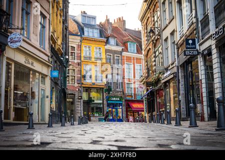Lille, France - 08 août 2022 : rue et commerces de la vieille ville de Lille vus du sol Banque D'Images