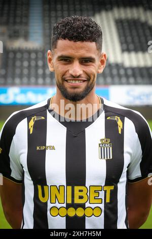 Charleroi, Belgique. 12 juillet 2024. Adem Zorgane de Charleroi pose pour un portrait lors de la séance photo de la saison 2024-2025 de l'équipe belge Jupiler Pro League Sporting Charleroi, vendredi 12 juillet 2024 à Charleroi. BELGA PHOTO VIRGINIE LEFOUR crédit : Belga News Agency/Alamy Live News Banque D'Images