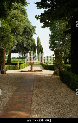 Vue sur la magnifique avenue bordée d'arbres de Villa Chiminelli située à 'Sant'Andrea Oltre il Muson', Trévise, Italie Banque D'Images