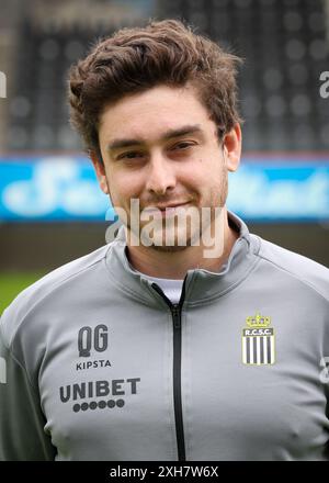 Charleroi, Belgique. 12 juillet 2024. Quentin Gil de Charleroi pose pour un portrait lors de la séance photo de la saison 2024-2025 de l'équipe belge de la Jupiler Pro League Sporting Charleroi, vendredi 12 juillet 2024 à Charleroi. BELGA PHOTO VIRGINIE LEFOUR crédit : Belga News Agency/Alamy Live News Banque D'Images