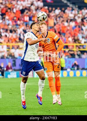 Jude Bellingham, ENG 10 Competition for the ball, Tackling, duel, header, zweikampf, action, combat contre Jerdy Schouten, NL 24 dans le match de demi-finale PAYS-BAS - ANGLETERRE 1-2 des Championnats d'Europe de l'UEFA 2024 le 10 juillet 2024 à Dortmund, Allemagne. Photographe : Peter Schatz Banque D'Images