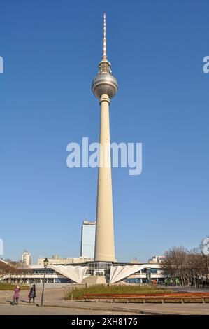 Berlin, Allemagne. La Fernsehturm (tour de télévision), construite par la République démocratique allemande, a fait office de tour de diffusion dans les années 1960 Banque D'Images