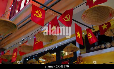 Restaurant à Hoi an, drapeaux vietnamiens suspendus sur le dessus Banque D'Images