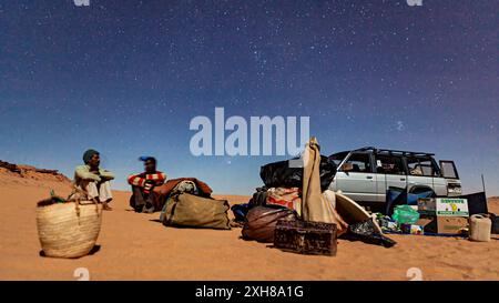 Touareg la nuit dans le désert du Sahara en Algérie Banque D'Images