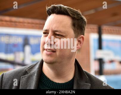 Hartlepool, Royaume-Uni. 12 juillet 2024. Ben Houchen, maire de Tees Valley, photographié à la gare de Hartlepool après une révision de 12 millions de livres sterling, a vu la Tees Valley Combined Authority, Network Rail, Northern et Hartlepool Borough Council travailler pour remettre en service la deuxième plate-forme de la gare le long d'une nouvelle passerelle. Créditez James Hind/Alamy. Banque D'Images