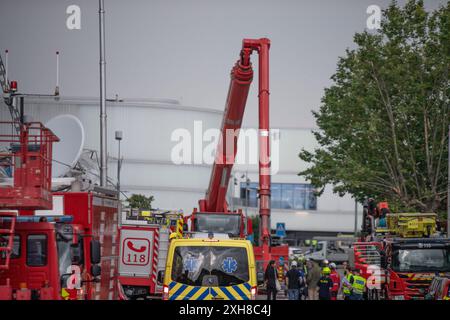 Lausanne, Vaud, Suisse. 12 juillet 2024. Lausanne Suisse, 07/2024 : les pompiers sécurisent les chantiers lors de l'effondrement d'échafaudages de tour . L’effondrement de l’échafaudage de la nouvelle tour en construction, qui fait 14 étages de haut et qui est normalement prévu pour le début de 2025 et qui a eu lieu à Malley en face ainsi qu’un impressionnant système d’urgence était présent sur place, qui venait du canton de Vaud, de Genève et aussi de l'armée suisse. (Crédit image : © Eric Dubost/ZUMA Press Wire) USAGE ÉDITORIAL SEULEMENT! Non destiné à UN USAGE commercial ! Banque D'Images