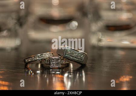 Superbe ensemble de trois bandes de mariage en argent avec des diamants empilés les uns sur les autres Banque D'Images