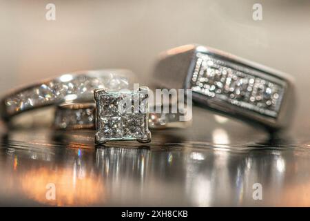 Superbe ensemble de trois bandes de mariage en argent avec des diamants empilés les uns sur les autres Banque D'Images