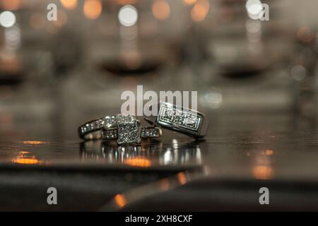 Superbe ensemble de trois bandes de mariage en argent avec des diamants empilés les uns sur les autres Banque D'Images