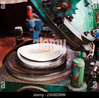 Un chapeau Panama pressé par la machine, Cuenca, Équateur, Amérique du Sud Banque D'Images