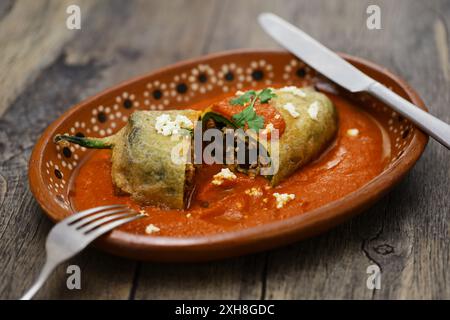 chili relleno (poblano frit farci à la viande hachée et enrobé de meringue aux œufs), cuisine mexicaine traditionnelle Banque D'Images