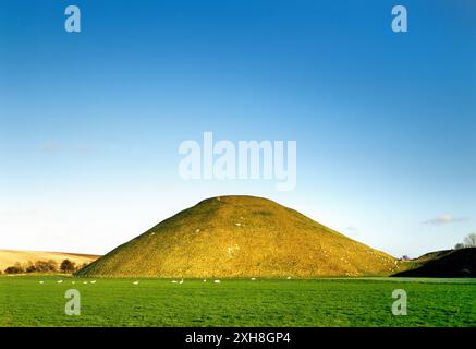 Silbury Hill L'homme préhistorique a fait monticule près du village et cercle de pierre d'Avebury, Angleterre Banque D'Images