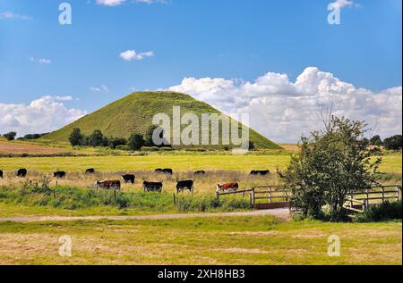 Silbury Hill Chalk préhistorique néolithique artificiel mound en dehors de village d'Avebury, Wiltshire, Angleterre. 4750 ans 40m de haut Banque D'Images