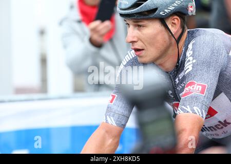 Pau, France. 12 juillet 2024. Le belge Jasper Philipsen d'Alpecin-Deceuninck en photo après avoir remporté l'étape 13 du Tour de France 2024, d'Agen à Pau, France (165, 3 km) le vendredi 12 juillet 2024. La 111ème édition du Tour de France débute le samedi 29 juin et se termine à Nice le 21 juillet. BELGA PHOTO DAVID PINTENS crédit : Belga News Agency/Alamy Live News Banque D'Images