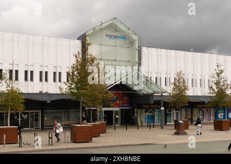 Centre commercial Merseyway, Stockport, Greater Manchester UK avec ciel sombre. Banque D'Images
