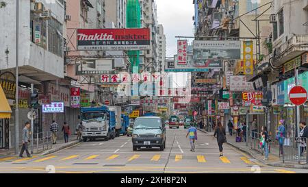 Kowloon, Hong Kong - 23 avril 2017 : Makita Metabo Bosch Tools Harware Store boutiques de panneaux publicitaires sur Reclamation Street Mong Kok. Banque D'Images