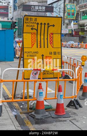 Kowloon, Hong Kong - 23 avril 2017 : panneaux de signalisation des travaux de construction entre Nathan Road et Portland Street à Mong Kok. Banque D'Images