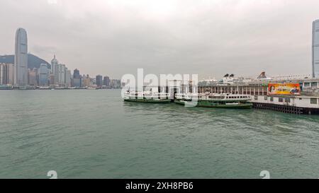 Hong Kong - 23 avril 2017 : deux bateaux Ferry Star amarrés au quai historique Victoria Harbour Spring Day. Banque D'Images