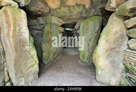West Kennet Long Barrow sépulture néolithique préhistorique près d'Avebury, Wiltshire, Angleterre. L'allée centrale avec le côté et fin chambers Banque D'Images