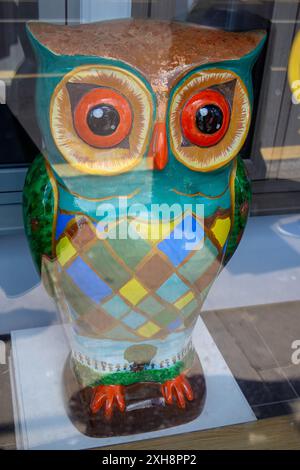 The Big Hoot Owl sculpture Trail Chichester Angleterre un événement artistique sauvage par Chestnut Tree House - Alona par Oakwood Prep School Banque D'Images