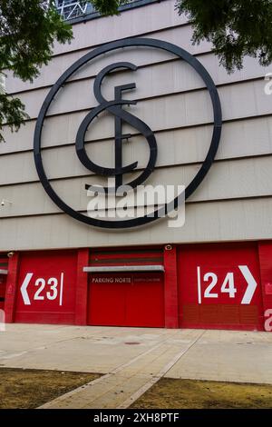 Séville, Espagne. 8 février 2024 - logo Sevilla FC sur le mur de Estadio Ramon Sanchez Pizjuan Banque D'Images