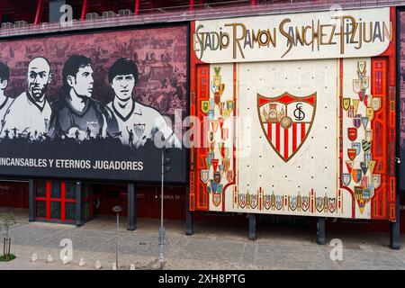 Séville, Espagne. 8 février 2024 - Estadio Ramon Sanchez Pizjuan extérieur avec grande murale Banque D'Images