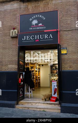 Séville, Espagne. 4 février 2024 - Ham Shop Jechura Store Front. Banque D'Images