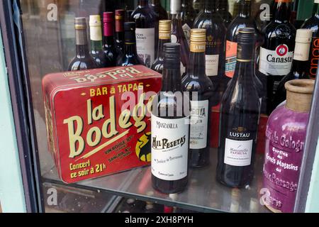 Séville, Espagne. 5 février 2024 - vins espagnols exposés dans la vitrine du restaurant la Bodega. Banque D'Images