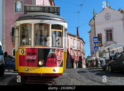 Lisbonne, Portugal. 22 avril. 2024. Célèbre ligne de tramway 28. Tramway historique restauré et toujours en activité depuis le 19ème siècle. Téléphérique dans la ville. Banque D'Images