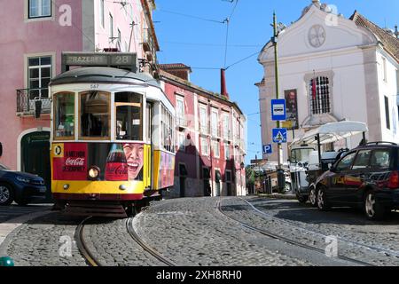 Lisbonne, Portugal. 22 avril. 2024. Célèbre ligne de tramway 28. Tramway historique restauré et toujours en activité depuis le 19ème siècle. Téléphérique dans la ville. Banque D'Images