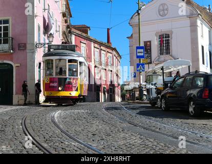 Lisbonne, Portugal. 22 avril. 2024. Célèbre ligne de tramway 28. Tramway historique restauré et toujours en activité depuis le 19ème siècle. Téléphérique dans la ville. Banque D'Images