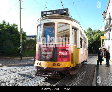 Lisbonne, Portugal. 21 avril. 2024. Célèbre ligne de tramway 28. Tramway historique restauré et toujours en activité depuis le 19ème siècle. Banque D'Images