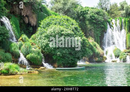 Cascades de Kravica sur la rivière Trebizat en Bosnie-Herzégovine, dans les Balkans, en Europe Banque D'Images