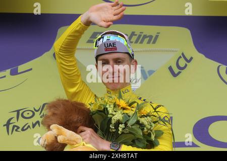 Pogacar dans la course leaders Yellow Jersey Tour de France 2024 Banque D'Images