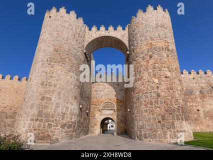 Espagne, Castille et Léon, Avila, Puerta del Alcazar ou porte de la forteresse est une porte monumentale avec des tourelles très fortes flanquant l'entrée, il fait partie des remparts de la ville qui ont été construits à partir de 1090 et sont parmi les mieux conservés et les plus complets en Europe. Banque D'Images